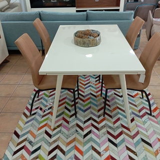 Mesa 160 x 95 cm lacada 4 sillas patas metalicas - Imagen 1